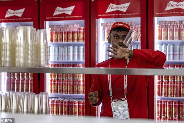 Cận cảnh “núi” bia Budweiser bị bỏ xó vì lệnh cấm của nước chủ nhà World Cup - Ảnh 2. Cận cảnh “núi” bia Budweiser bị bỏ xó vì lệnh cấm của nước chủ nhà World Cup - Ảnh 2.
