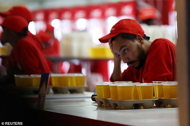 Cận cảnh “núi” bia Budweiser bị bỏ xó vì lệnh cấm của nước chủ nhà World Cup - Ảnh 1. Cận cảnh “núi” bia Budweiser bị bỏ xó vì lệnh cấm của nước chủ nhà World Cup - Ảnh 1.