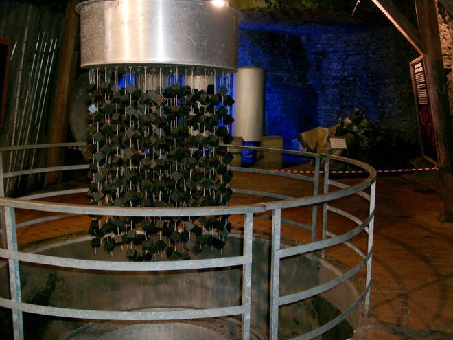 Giống như phim Avengers, các nhà khoa học Mỹ đang nghiên cứu những khối uranium mà Đức Quốc xã định dùng làm bom nguyên tử trong Thế chiến II - Ảnh 2. Giống như phim Avengers, các nhà khoa học Mỹ đang nghiên cứu những khối uranium mà Đức Quốc xã định dùng làm bom nguyên tử trong Thế chiến II - Ảnh 2.