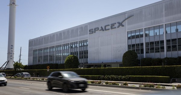 SpaceX sa thải trái phép nhân viên để trả đũa - Ảnh 1. SpaceX sa thải trái phép nhân viên để trả đũa - Ảnh 1.