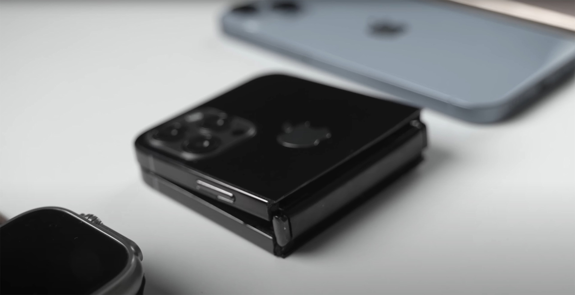 Đây chính là chiếc iPhone màn hình gập đầu tiên trên thế giới - Ảnh 2. Đây chính là chiếc iPhone màn hình gập đầu tiên trên thế giới - Ảnh 2.