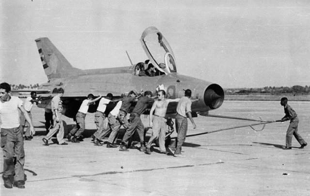 Cuộc đào thoát của phi công Liên Xô lái chiếc máy bay tối mật nhưng hạ cánh nhầm xuống sân bay NATO - Ảnh 1. Cuộc đào thoát của phi công Liên Xô lái chiếc máy bay tối mật nhưng hạ cánh nhầm xuống sân bay NATO - Ảnh 1.