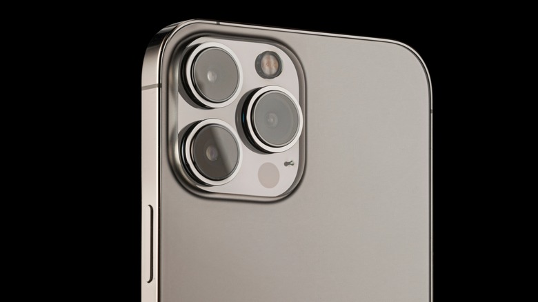 Chiếc iPhone màn hình gập đầu tiên thế giới được chế tạo như thế nào? - Ảnh 1. Chiếc iPhone màn hình gập đầu tiên thế giới được chế tạo như thế nào? - Ảnh 1.