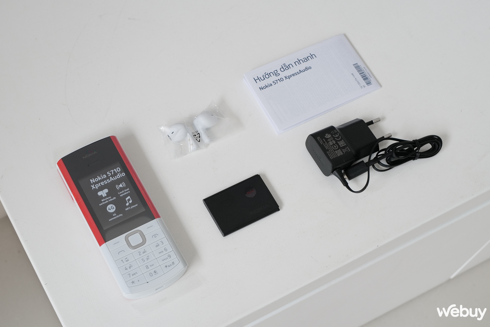 Mở hộp điện thoại "cục gạch" Nokia tích hợp tai nghe không dây, giá 1.79 triệu đồng - Ảnh 2. Mở hộp điện thoại "cục gạch" Nokia tích hợp tai nghe không dây, giá 1.79 triệu đồng - Ảnh 2.