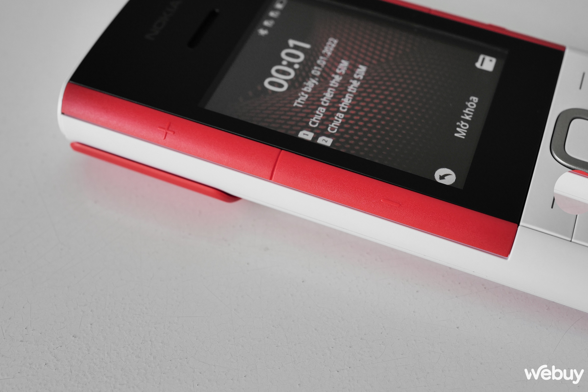 Mở hộp điện thoại "cục gạch" Nokia tích hợp tai nghe không dây, giá 1.79 triệu đồng - Ảnh 4. Mở hộp điện thoại "cục gạch" Nokia tích hợp tai nghe không dây, giá 1.79 triệu đồng - Ảnh 4.