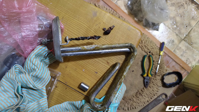 Suýt mất mạng vì nổ bình nóng lạnh dù đã lắp aptomat chống giật, công tắc thông minh đắt tiền - vậy phải làm sao??? - Ảnh 11. Suýt mất mạng vì nổ bình nóng lạnh dù đã lắp aptomat chống giật, công tắc thông minh đắt tiền - vậy phải làm sao??? - Ảnh 11.
