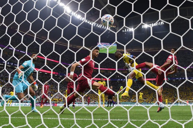 Enner Valencia, từ cậu bé vắt sữa bò, bị cảnh sát rượt trên sân đến người mở hàng World Cup 2022 - Ảnh 3. Enner Valencia, từ cậu bé vắt sữa bò, bị cảnh sát rượt trên sân đến người mở hàng World Cup 2022 - Ảnh 3.