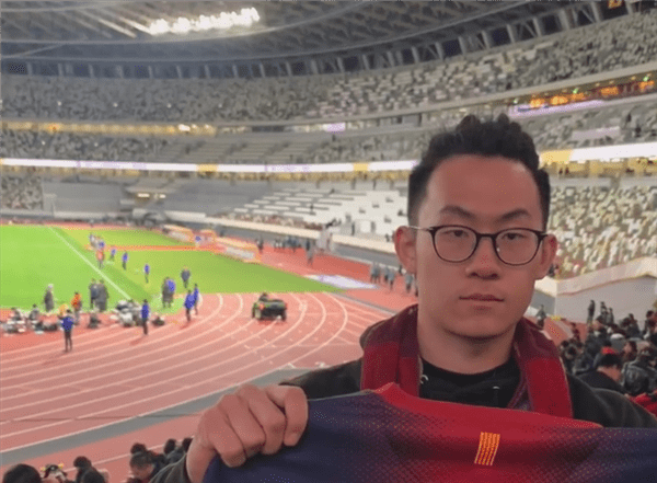 Chịu chơi như cổ động viên Trung Quốc: Nộp đơn xin nghỉ việc để đi xem World Cup - Ảnh 3. Chịu chơi như cổ động viên Trung Quốc: Nộp đơn xin nghỉ việc để đi xem World Cup - Ảnh 3.