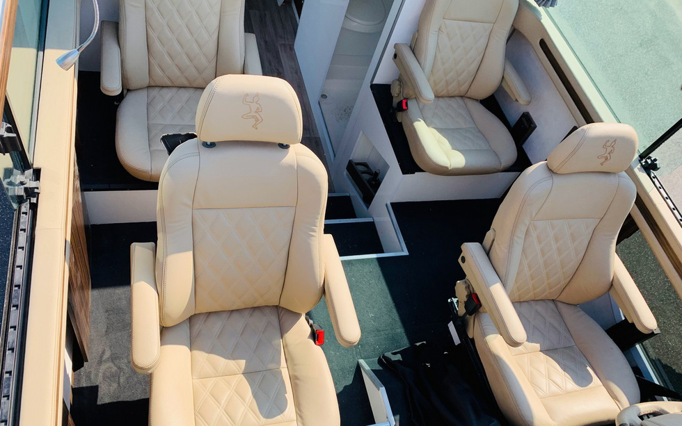 Xe nhà kéo mui trần đầu tiên thế giới: Bên trong sang xịn như khách sạn lộ thiên - Ảnh 6. Xe nhà kéo mui trần đầu tiên thế giới: Bên trong sang xịn như khách sạn lộ thiên - Ảnh 6.