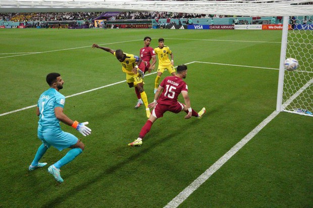 Enner Valencia, từ cậu bé vắt sữa bò, bị cảnh sát rượt trên sân đến người mở hàng World Cup 2022 - Ảnh 2. Enner Valencia, từ cậu bé vắt sữa bò, bị cảnh sát rượt trên sân đến người mở hàng World Cup 2022 - Ảnh 2.