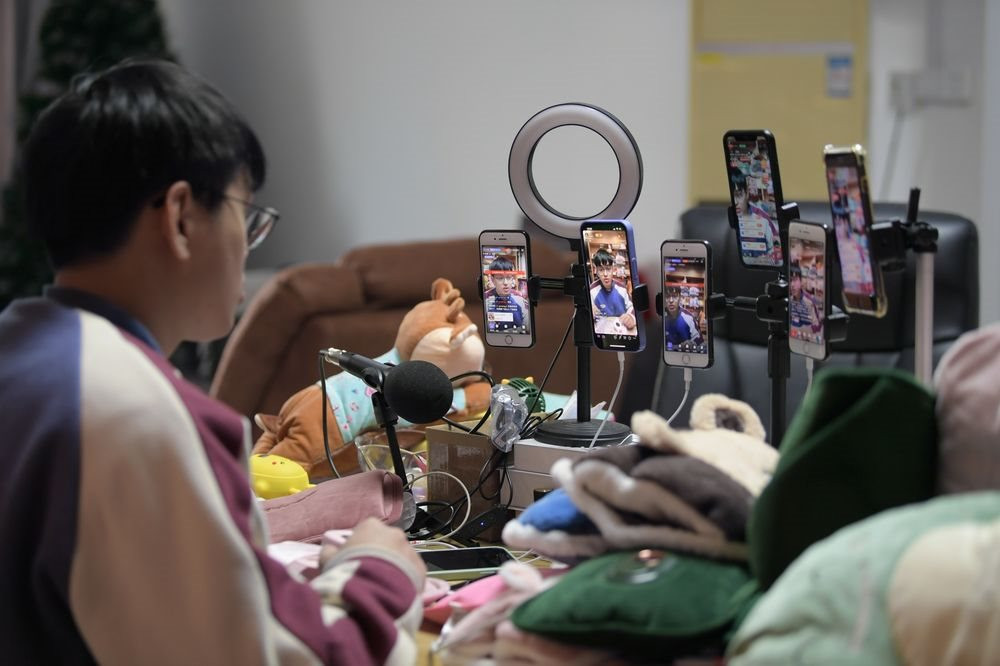Những ‘ông vua’, ‘bà hoàng’ livestream hết thời: Ngày Độc thân năm ngoái bán cả tỷ sản phẩm, năm nay bị cấm khỏi mọi ‘mặt trận’ - Ảnh 2. Những ‘ông vua’, ‘bà hoàng’ livestream hết thời: Ngày Độc thân năm ngoái bán cả tỷ sản phẩm, năm nay bị cấm khỏi mọi ‘mặt trận’ - Ảnh 2.