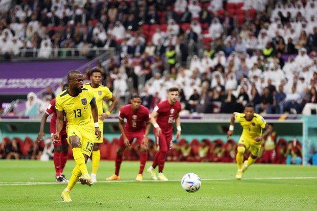 Enner Valencia, từ cậu bé vắt sữa bò, bị cảnh sát rượt trên sân đến người mở hàng World Cup 2022 - Ảnh 1. Enner Valencia, từ cậu bé vắt sữa bò, bị cảnh sát rượt trên sân đến người mở hàng World Cup 2022 - Ảnh 1.
