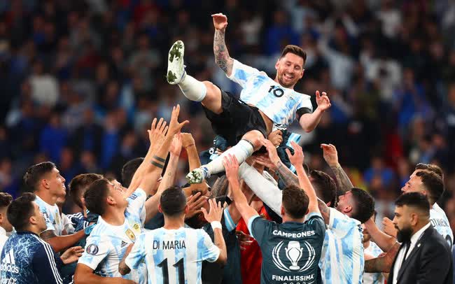 Chịu chơi như cổ động viên Trung Quốc: Nộp đơn xin nghỉ việc để đi xem World Cup - Ảnh 1. Chịu chơi như cổ động viên Trung Quốc: Nộp đơn xin nghỉ việc để đi xem World Cup - Ảnh 1.