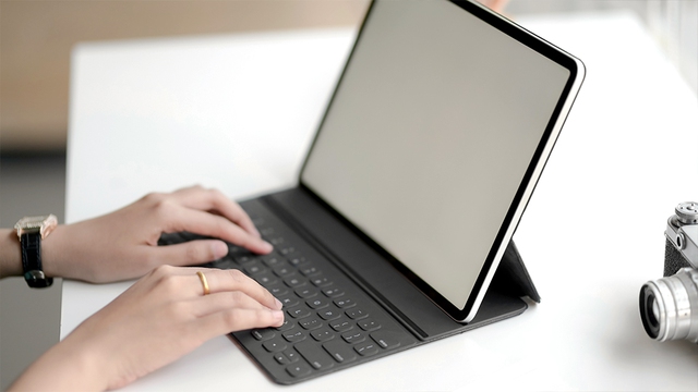 iPadOS ngày càng xịn nhưng muốn trải nghiệm giống máy tính hơn, trước tiên phải có đế nâng màn hình này - Ảnh 1. iPadOS ngày càng xịn nhưng muốn trải nghiệm giống máy tính hơn, trước tiên phải có đế nâng màn hình này - Ảnh 1.