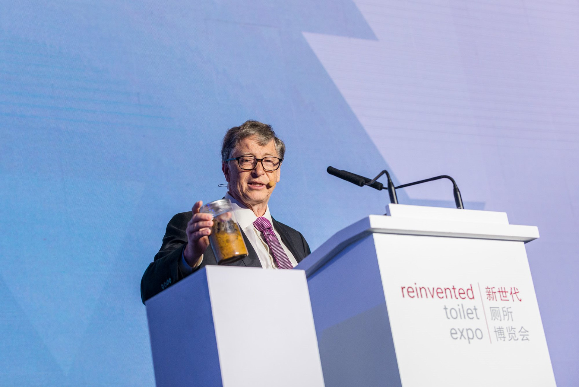 Bill Gates vừa tiết lộ hành động gây sốc: Uống nước lọc từ chất thải con người trong nhiều năm - Ảnh 3. Bill Gates vừa tiết lộ hành động gây sốc: Uống nước lọc từ chất thải con người trong nhiều năm - Ảnh 3.