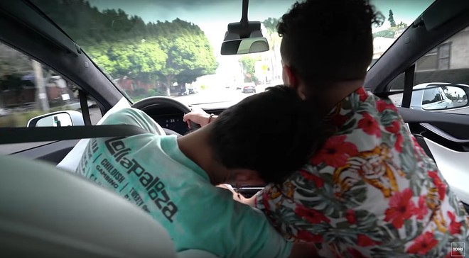 2 YouTube chơi khăm bạn bè bằng cách giả vờ ngủ khi đang lái xe Tesla ở chế độ Autopilot - Ảnh 5. 2 YouTube chơi khăm bạn bè bằng cách giả vờ ngủ khi đang lái xe Tesla ở chế độ Autopilot - Ảnh 5.