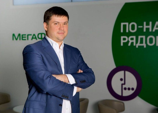 [Video] Nhà mạng di động Nga chơi lớn: thuê tài tử Bruce Willis đóng phim quảng cáo chết cười, chống chỉ định xem khi đang ăn cơm hay uống nước! - Ảnh 8.